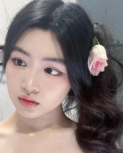 Meet Mai Thao Linh: The Talented and Elegant Daughter of MC Quyen Linh - image 4