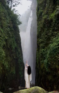 Discovering Dragon Waterfall: Nature's Majestic Masterpiece - image 1