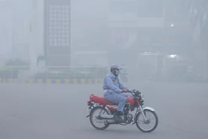 Pakistan Smog Crisis: Record Pollution Levels Impacting Millions in Lahore and Beyond - image 4