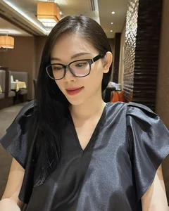 How Linh Rin Cleverly Styles Her Chic Maternity Outfits - image 2