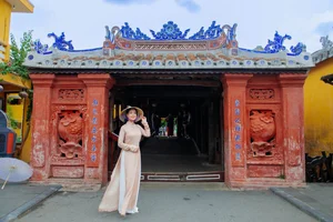 Vietnamese Showbiz News: Tang Nhat Tue House and Tieu Vy - image 10