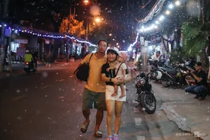 Magical Snowing Church Attracts Crowds in Ho Chi Minh City - image 3