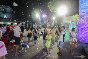 Magical Snowing Church Attracts Crowds in Ho Chi Minh City - image 0