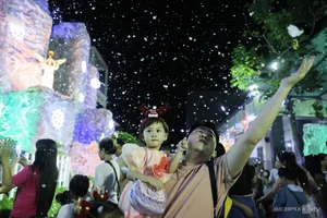 Magical Snowing Church Attracts Crowds in Ho Chi Minh City - image 8