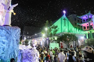 Magical Snowing Church Attracts Crowds in Ho Chi Minh City - image 1