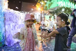 Magical Snowing Church Attracts Crowds in Ho Chi Minh City - image 2