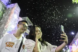 Magical Snowing Church Attracts Crowds in Ho Chi Minh City - image 9
