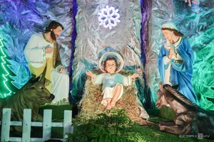Magical Snowing Church Attracts Crowds in Ho Chi Minh City - image 6