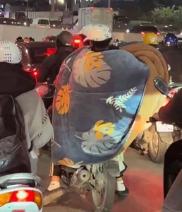 Hilarious Winter Fashion Trends: How Northern Vietnamese Netizens Fight the Extreme Cold in Style - image 4