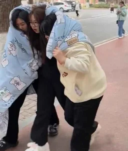 Hilarious Winter Fashion Trends: How Northern Vietnamese Netizens Fight the Extreme Cold in Style - image 6