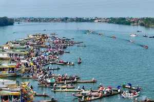 Traditional Boat Racing Festival on the Perfume River in Hue Vietnam - image 7