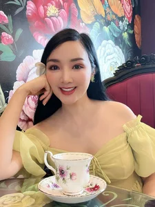 The Ageless Vietnamese Beauty Queen Mistaken for a 30-Year-Old by French Police - image 6