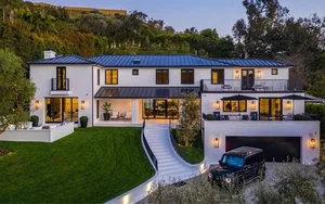 Inside Rihanna’s $13.8 Million Beverly Hills Mansion: A Glimpse into the Billionaire’s Luxury Home - image 0