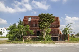 Stunning Termite Mound-Inspired House Built with 22,000 Clay Roof Tiles - image 8