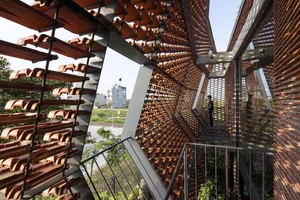 Stunning Termite Mound-Inspired House Built with 22,000 Clay Roof Tiles - image 4