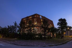 Stunning Termite Mound-Inspired House Built with 22,000 Clay Roof Tiles - image 3