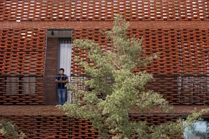 Stunning Termite Mound-Inspired House Built with 22,000 Clay Roof Tiles - image 7