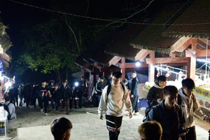 Early Morning Pilgrimage: Thousands Gather at Sacred Peaks - image 3