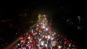Early Morning Pilgrimage: Thousands Gather at Sacred Peaks - image 1