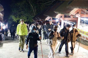 Early Morning Pilgrimage: Thousands Gather at Sacred Peaks - image 2