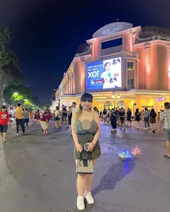 Hai Duong Hot Girl Turns Heads on Pedestrian Street - image 0