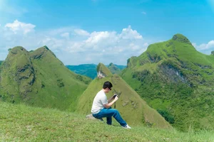 Discover the Scenic Beauty and Camping Magic of Vinh Quy Hill - image 11