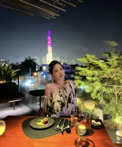 Tram Anh Stuns Fans with Seductive New Photos Showcasing Her Elegant Shoulders - image 4