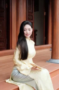 Glamorous Tet: Vietnamese Beauty Queens Share Holiday Moments - image 8