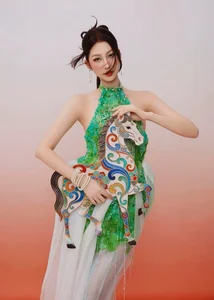 Glamorous Tet: Vietnamese Beauty Queens Share Holiday Moments - image 5