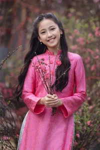 Glamorous Tet: Vietnamese Beauty Queens Share Holiday Moments - image 16