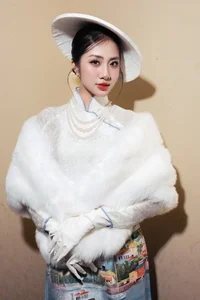 Glamorous Tet: Vietnamese Beauty Queens Share Holiday Moments - image 9