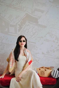 Glamorous Tet: Vietnamese Beauty Queens Share Holiday Moments - image 12