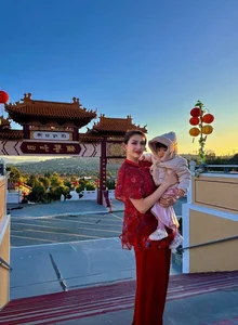 Glamorous Tet: Vietnamese Beauty Queens Share Holiday Moments - image 21