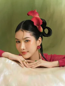 Glamorous Tet: Vietnamese Beauty Queens Share Holiday Moments - image 3