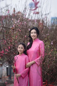 Glamorous Tet: Vietnamese Beauty Queens Share Holiday Moments - image 17
