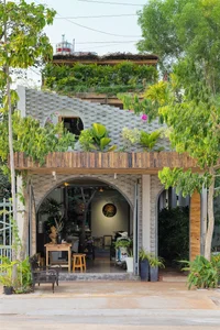 Innovative Architecture: The Binh Thuan 3-Story House Without Concrete Floors Praised Worldwide - image 1