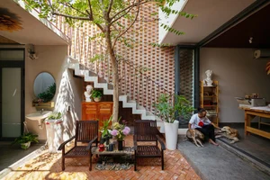 Innovative Architecture: The Binh Thuan 3-Story House Without Concrete Floors Praised Worldwide - image 10