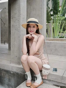 HIEUTHUHAI's Girlfriend Captivates Fans with Sweet and Playful Style - image 2