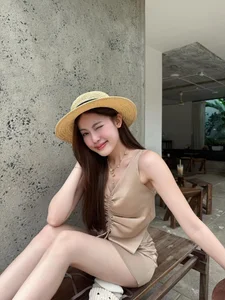 HIEUTHUHAI's Girlfriend Captivates Fans with Sweet and Playful Style - image 1