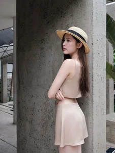 HIEUTHUHAI's Girlfriend Captivates Fans with Sweet and Playful Style - image 7