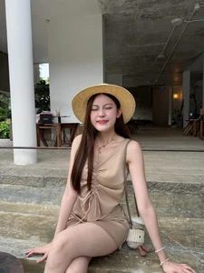 HIEUTHUHAI's Girlfriend Captivates Fans with Sweet and Playful Style - image 9