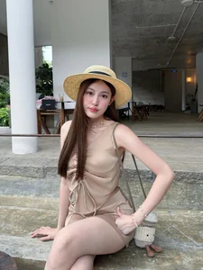 HIEUTHUHAI's Girlfriend Captivates Fans with Sweet and Playful Style - image 4
