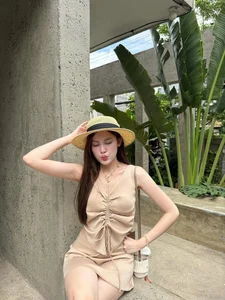 HIEUTHUHAI's Girlfriend Captivates Fans with Sweet and Playful Style - image 0