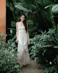 Vietnamese Stars Miss Khanh Van and Actress Hoang Yen Share Major Wedding News and Life Milestones - image 11