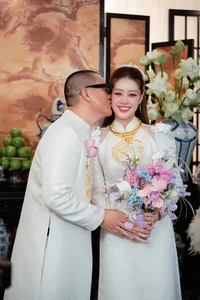 Vietnamese Stars Miss Khanh Van and Actress Hoang Yen Share Major Wedding News and Life Milestones - image 9