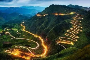 The World's Most Dangerous Highway: 99 Bends over 10km at Tianmen Mountain - image 0
