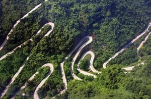 The World's Most Dangerous Highway: 99 Bends over 10km at Tianmen Mountain - image 3