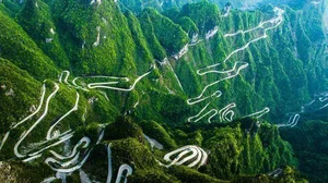 The World's Most Dangerous Highway: 99 Bends over 10km at Tianmen Mountain - image 4