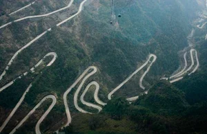 The World's Most Dangerous Highway: 99 Bends over 10km at Tianmen Mountain - image 1