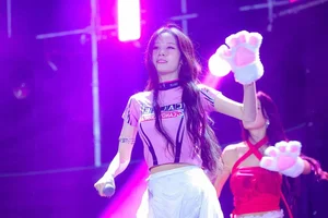 K-Pop Updates: Rosé’s Solo Success, Jiyeon’s Journey, and Song Hye Kyo’s Visuals - image 9